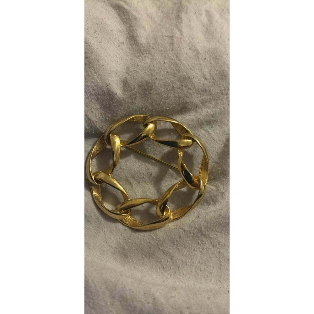 VINTAGE Gold-Toned Circular Chain Link BROOCH
Item#36